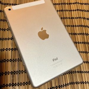 Apple IPad Mini 2 WiFi + Cellular (GSM Carriers like At&t, t-mobile) Silver 16gb